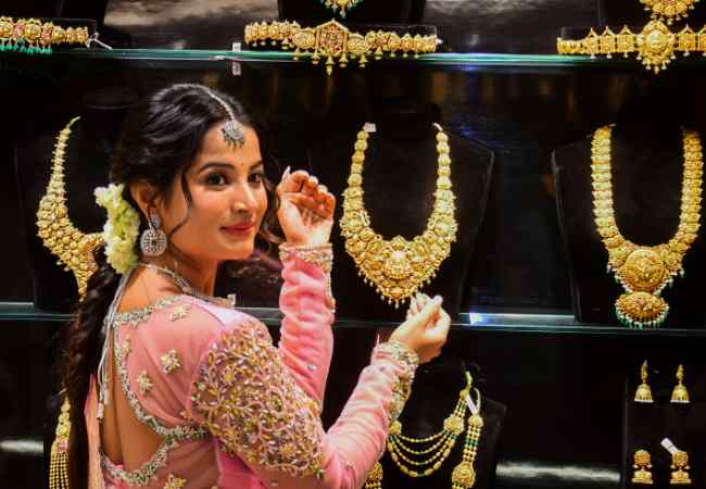 Gold falls to Rs 1,25,900/10 g in Delhi as trade optimism dulls safe haven demand